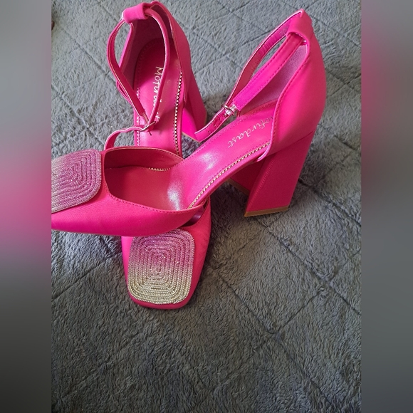 Mofirdast Womans Chunky Heels - Picture 3 of 3